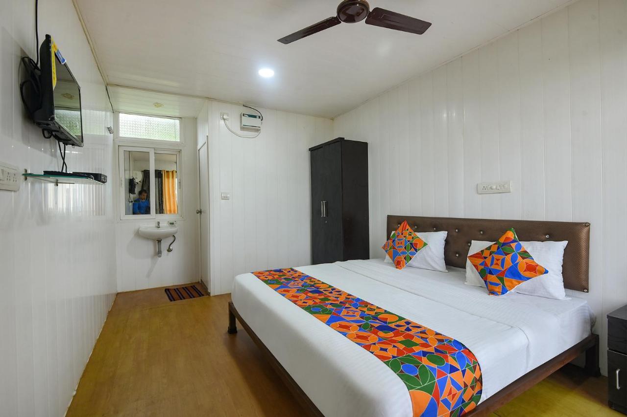 Hotel Fabexpress Vincy Palace, Mandrem Beach Exterior foto
