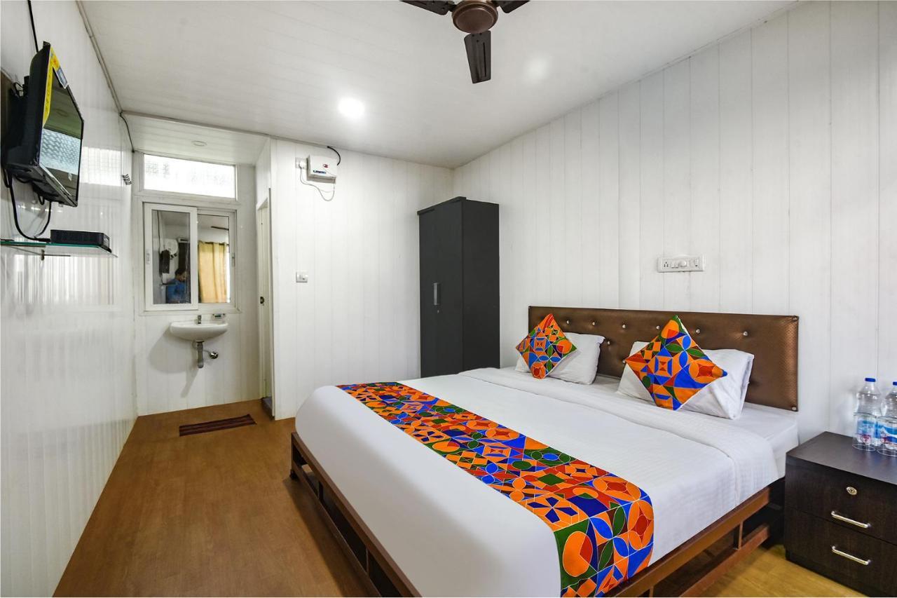 Hotel Fabexpress Vincy Palace, Mandrem Beach Exterior foto
